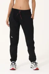 Pantalón de jogging negro con dos bolsillos laterales, un bolsillo trasero y logo BASSET 1992 bordado en blanco.