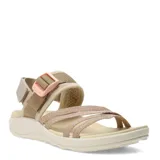 Sandalias deportivas Merrell modelo District 4 Backstrap, color beige y caqui. Presentan tiras cruzadas en el empeine, correa trasera ajustable con cierre de velcro y hebilla decorativa en tono rosado. Cuentan con plantilla de espuma EVA y suela ligera.