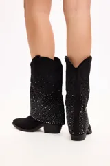 Bota corta estilo western de gamuza negra, con caña ancha decorada con strass plateados. Presenta taco cuadrado y punta fina.