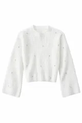 Sweater de punto acanalado color blanco, con cuello redondo, mangas acampanadas y apliques de cristales brillantes distribuidos por toda la prenda.