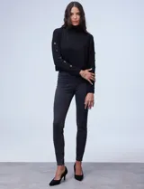 Jegging azul con pretina elastizada, bolsillos delanteros simulados y bolsillos traseros aplicados.