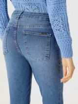 Pantalón de jean ajustado (skinny) de tiro medio, color azul claro con efecto lavado.