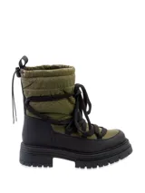 Botín de caña media color verde militar y negro, con cordones negros y suela track.