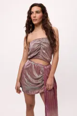 Top strapless color marrón con textura plisada y frunce en el frente.