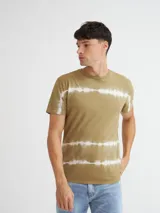 Remera gris con efecto batik en franjas horizontales color naranja, con logo bordado en el ruedo.