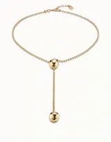 Colgante tipo lazo con cadena de eslabones esféricos bañada en oro de 18k, con dos piezas esféricas decorativas en los extremos y en el centro.