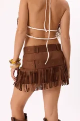 Minifalda negra de gamuza sintética con flecos en el ruedo y doble cinturón con hebillas metálicas.