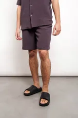 Bermuda lisa color gris oscuro, por arriba de la rodilla, confeccionada en muselina 100% algodón.