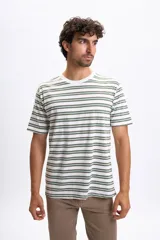 Remera de manga corta, cuello redondo, con rayas horizontales en blanco y verde oliva.