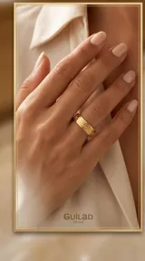 Anillo de acero con baño de oro, con diseño grabado de guarda griega en toda su superficie.