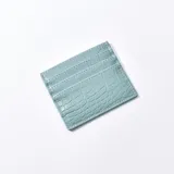 Tarjetero celeste con textura símil cuero de cocodrilo y múltiples ranuras para tarjetas.