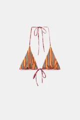 Top de bikini con diseño triangular, escote en pico y tirantes finos ajustables en el cuello. Presenta un estampado de rayas multicolor y cierre mediante lazada en la espalda.