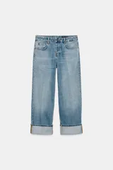 Jeans de tiro bajo y corte recto, confeccionados en denim azul con lavado clásico. Presentan cinco bolsillos, trabillas en la cintura, raya planchada frontal y bajo con vuelta marcada.
