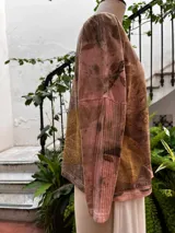 Remera de manga larga con escote en V, confeccionada en jersey de algodón peinado. Tiene detalle de morley en bajo mangas y tajos a los lados. Presenta estampa botánica.