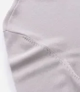 Suéter de corte regular, cuello redondo y manga larga, confeccionado en tejido de viscosa con textura suave y caída ligera.