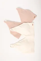 Pack de dos soutiens modelo top, de microfibra, sin aro, con copas removibles y breteles ajustables.