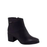 Bota de caña baja Bottero, color negro, confeccionada en cuero con diseño de solapa lateral y cierre interno. Cuenta con taco cuadrado de altura media.