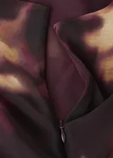 Vestido midi de manga larga acampanada, confeccionado en tejido de gasa con diseño tie-dye en tonos marrón y beige. Presenta cuello redondo, detalle fruncido en los hombros, fruncido lateral, diseño entallado y forro interior.