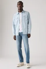 Pantalón de jean Levi's modelo 502, de corte regular taper, con diseño de cinco bolsillos, cierre de cremallera y botón metálico.