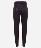 Pantalón skinny de cuero sintético color marrón oscuro, con cierre y botón en la cintura, bolsillos delanteros y traseros, y recortes en las rodillas.