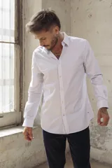 Camisa celeste a rayas verticales blancas, de corte slim fit, con cuello clásico y mangas largas.