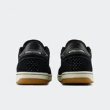 Championes New Balance 440 de estilo skate, color negro con detalles en blanco, pasacordones y suela de goma color miel.