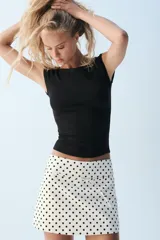 Camiseta ajustada de cuello barco y manga corta, color negro, con diseño slim fit.