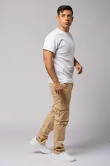 Pantalón cargo gris de gabardina con bolsillos laterales con fuelle y solapa, corte recto y tiro medio.