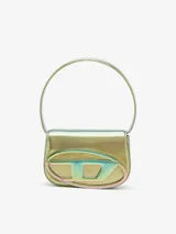 Bolso Diesel modelo 1DR con acabado iridiscente en tonos arcoíris y placa metálica Oval D tonal galvanizada. Tiene asa de cadena gruesa y correa opcional para usar cruzado.