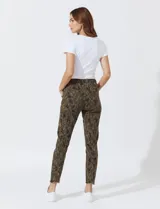 Pantalón jogger de algodón estampado, marca Royalty Collection. Tiene pretina elastizada con lazo de ajuste, bolsillos inclinados en la parte delantera, bolsillos aplicados en la parte trasera y ruedo desflecado.
