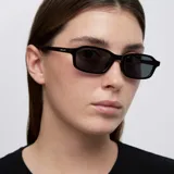 Lentes de sol con montura rectangular de bordes redondeados en color negro. Cuentan con lentes polarizadas oscuras con protección UV400.