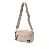 Bandolera de lona color beige, con diseño rectangular, cierre principal y bolsillo frontal. Incluye correa ajustable con logo grabado y tiradores con cordones decorativos.