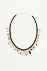 Collar de cadena trenzada en color negro con múltiples dijes colgantes de estilo bohemio, incluyendo figuras de corazón con cristales, mano, sol, cuentas de vidrio de colores y elementos metálicos dorados.