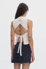 Short de denim negro de tiro alto, fit relaxed, con estampado de lunares sutiles.