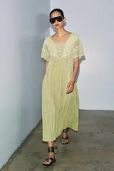 Vestido midi de Zara Woman Collection confeccionado en mezcla de viscosa color verde claro. Presenta escote cuadrado, manga corta, detalles de bordados a tono en la parte superior y falda plisada con bajo satinado.