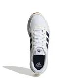 Championes urbanos Adidas Run50S, color blanco con detalles en beige y las icónicas tres tiras en azul oscuro. Presentan una suela de goma color caramelo y un diseño inspirado en el running retro.