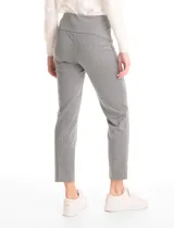 Pantalón de corte slim con estampado de cuadros gales, confeccionado en tejido elastizado. Presenta una pretina ancha y plana de diseño pull-on para un calce cómodo y limpio.