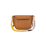 Cartera tipo bandolera negra de formato compacto, con solapa frontal, líneas curvas y correa de hombro tejida multicolor en tonos turquesa y fucsia.