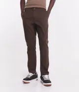 Pantalón skinny negro de sarga con elastano, estilo social, con cierre de botón y cremallera, y cintura con trabillas.