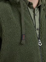 Campera de abrigo tipo fleece color azul marino, con cierre frontal completo y cuello alto.