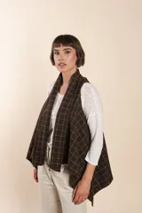 Chaleco marrón con diseño a cuadros, sin mangas y con terminación en crochet.