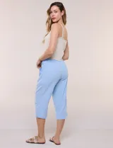 Pantalón capri de algodón a rayas verticales en tonos azul, celeste y blanco, con cintura elastizada, cordón de ajuste frontal y bolsillos aplicados.