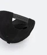 Gorra de seis paneles con ala curva, confeccionada en algodón color marrón. Presenta un bordado frontal con las letras NY en color blanco y cuenta con cierre strapback ajustable en la parte posterior.