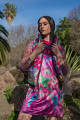 Chaleco puffer con estampado psicodélico en tonos fucsia, verde, celeste y amarillo.