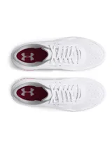 Championes Under Armour modelo Court 96, de color blanco con detalles en gris, rojo y azul. Presentan parte superior de cuero, perforaciones para mayor ventilación, suela de goma y cordones blancos.