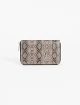 Billetera rectangular con cierre perimetral y estampado de piel de serpiente en tonos neutros.
