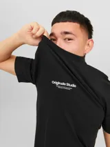 Remera de manga corta y cuello redondo con calce relajado. Presenta un estampado en relieve en el centro del pecho con la inscripción Originals Studio. Confeccionada en tejido jersey simple de algodón.
