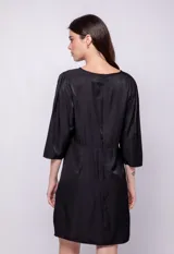 Vestido corto negro de satén con escote en V y mangas 3/4. Presenta frunces en la parte frontal y cierre invisible en la parte trasera.