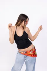 Top corto con breteles finos, escote halter y espalda descubierta, color celeste.