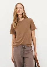 Remera de manga corta con cuello redondo, confeccionada en tejido de algodón con acabado desgastado.